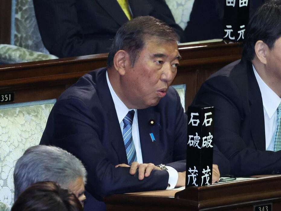 衆院本会議で首相声明選挙の結果を聞く石破茂首相＝11日午後、衆院本会議場（春名中撮影）