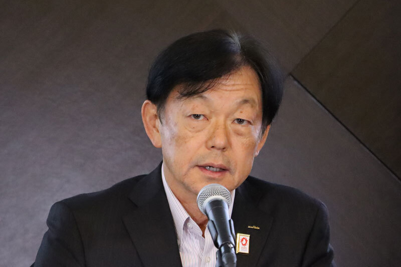 次期中計について説明する村田製作所の中島社長