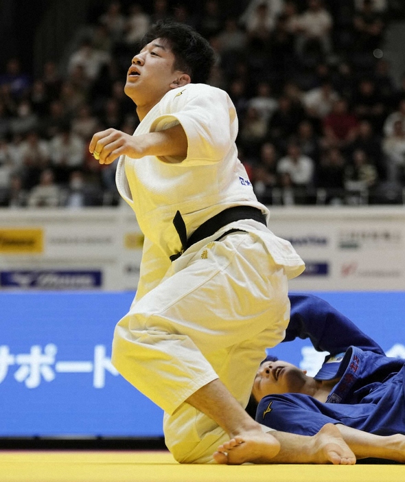 ＜講道館杯　全日本柔道体重別選手権＞男子73キロ級決勝、内村を1本勝ちで下す田中（手前）（撮影・五島佑一郎）