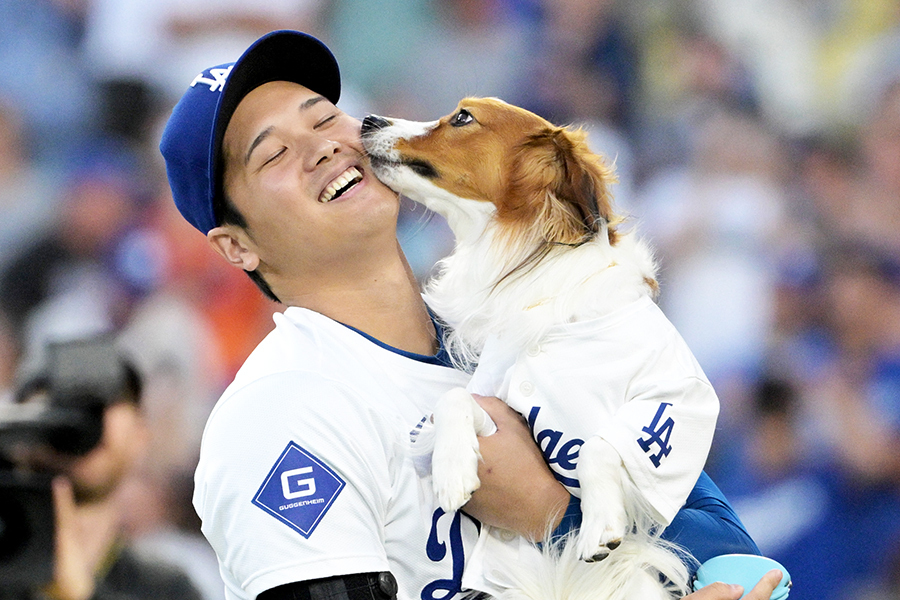 ドジャースの大谷翔平と愛犬のデコピン【写真：ロイター】