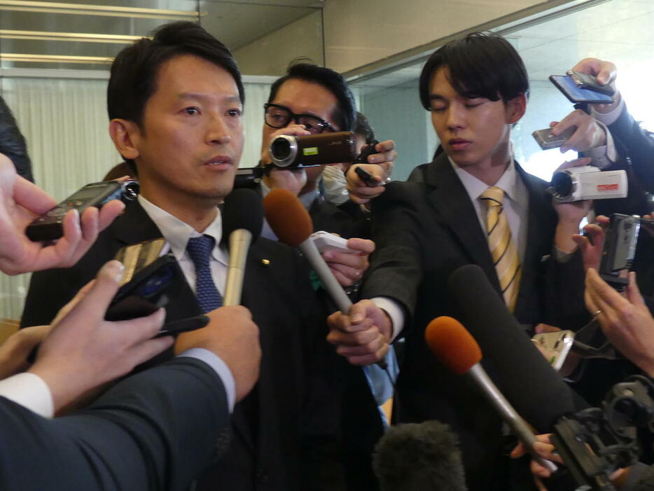 全国知事会議後、報道陣の取材に応じる兵庫県の斎藤元彦知事（撮影・中山知子）