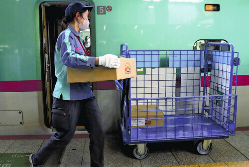 東北・北海道新幹線を使った荷物輸送。現在は車両の一部を活用した限定的な取り組みにとどまっている（ＪＲ東京駅で）