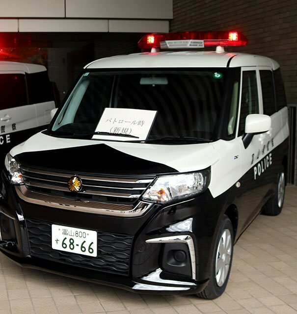 県警の新型パトカー。通常のパトロール中は赤色灯がホタルの発光のようにぼんやり点滅する＝県警本部