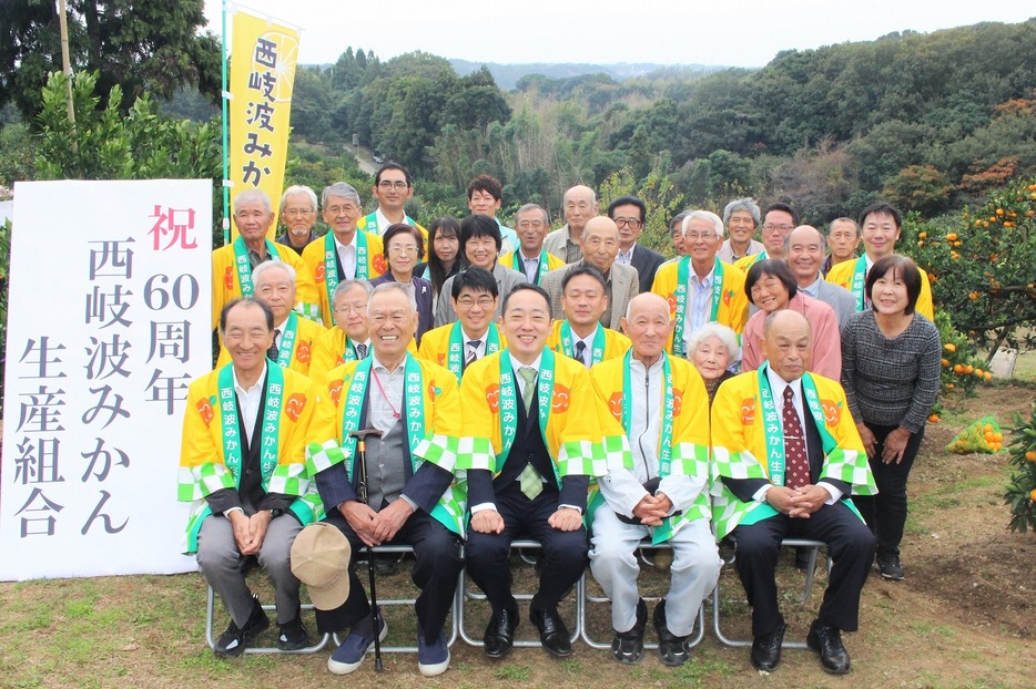 記念写真に納まる出席者たち（西岐波西片山で）