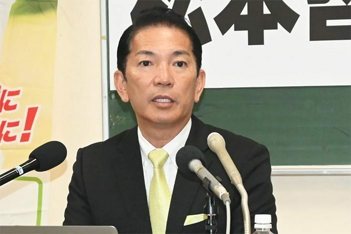 浦添市長選への立候補を表明する松本哲治氏＝15日、市社会福祉センター