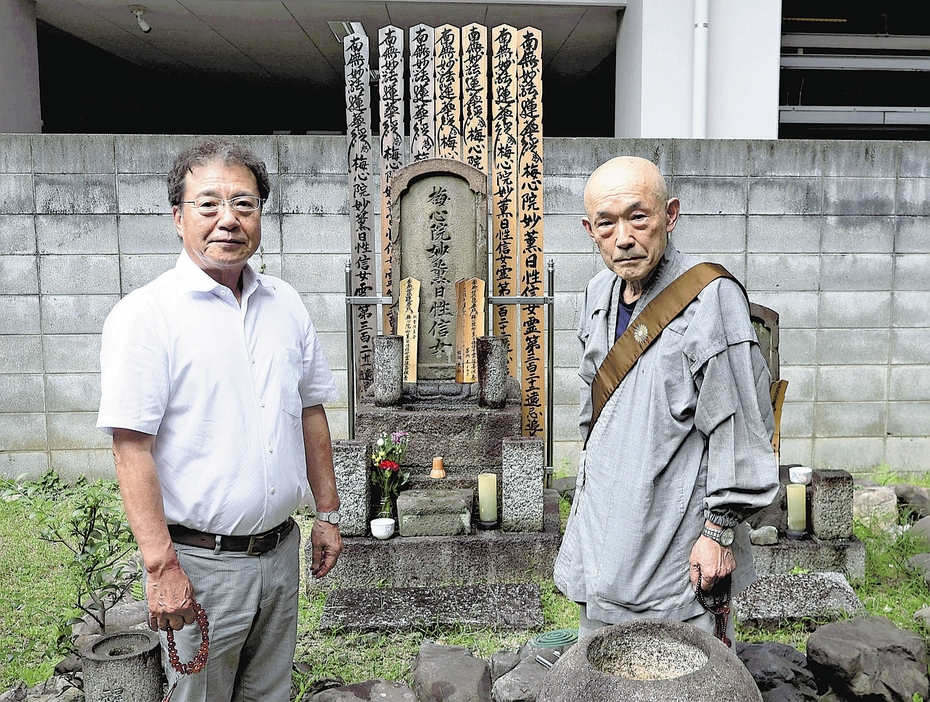 赤穂義士の妻・丹の墓前で語る能瀬支部長（左）と河上住職（京都市下京区で）