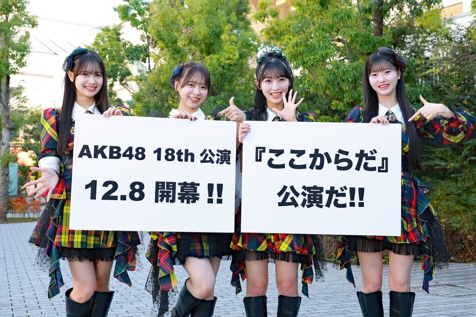 PRで来社したAKB４８（左から）伊藤百花、倉野尾成美、佐藤綺星、八木愛月（カメラ・小泉　洋樹）