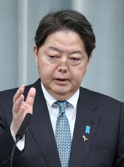 記者会見する林芳正官房長官＝１日午前、首相官邸