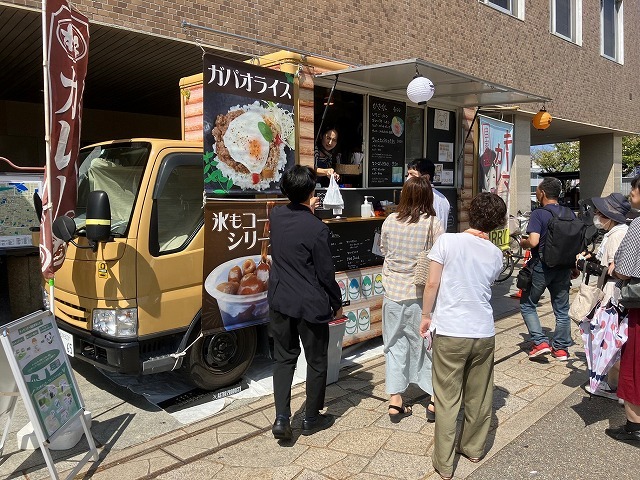 岸和田市役所前で営業するキッチンカー（岸和田市提供）