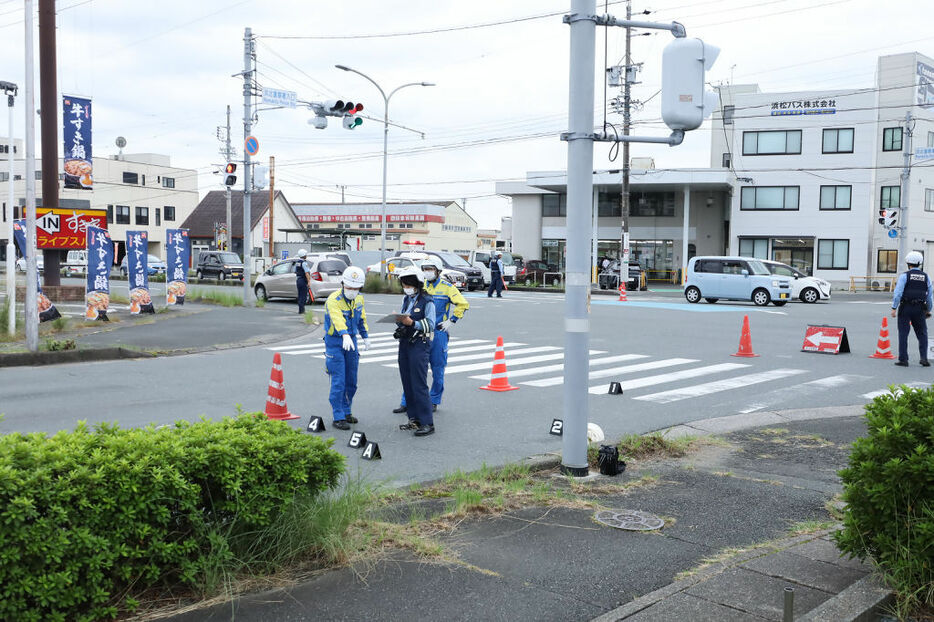 ひき逃げがあった現場を調べる捜査員＝10月31日午後2時50分ごろ、浜松市浜名区小松