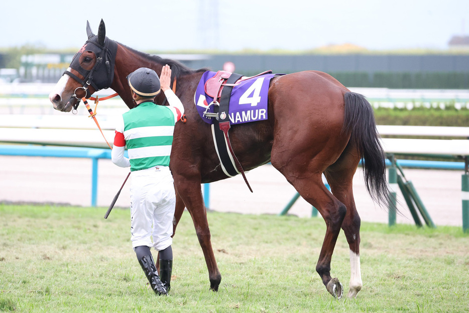 レース後にナミュールから下馬したＣ・デムーロ