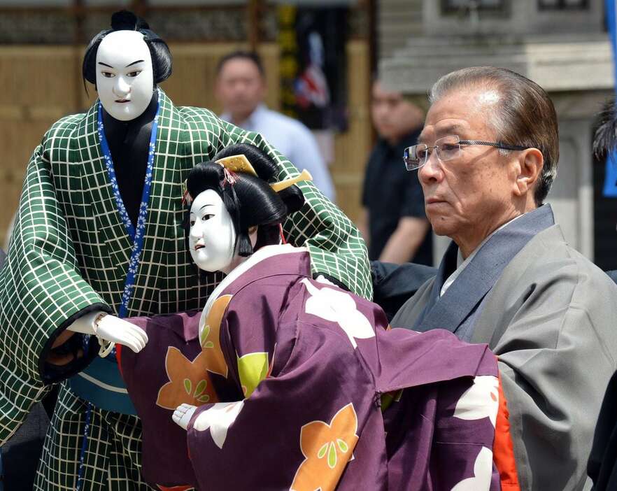 公演の成功祈願のため、「曽根崎心中」のお初の人形（右）を遣い露天神社を参拝する文楽人形遣いの吉田簑助さん＝平成24年6月、大阪市北区