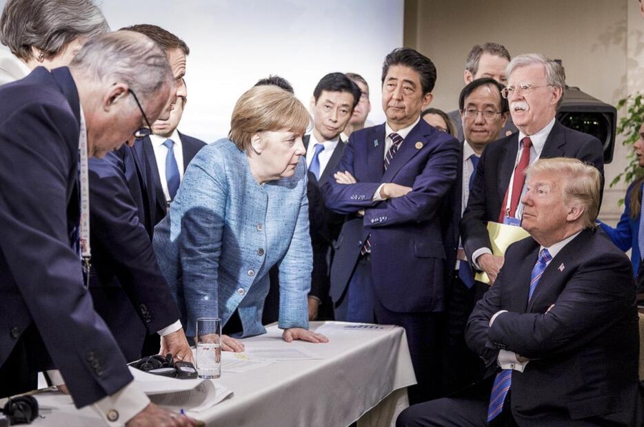 2018年6月、カナダでのG7サミットでトランプ米大統領（右端）に向かい身を乗り出すドイツのメルケル首相（中央左）（ドイツ政府提供、AP＝共同）