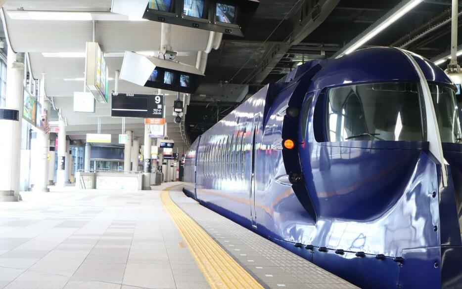 南海難波駅・関西空港駅間を走る特急ラピート（写真提供＝南海電鉄）