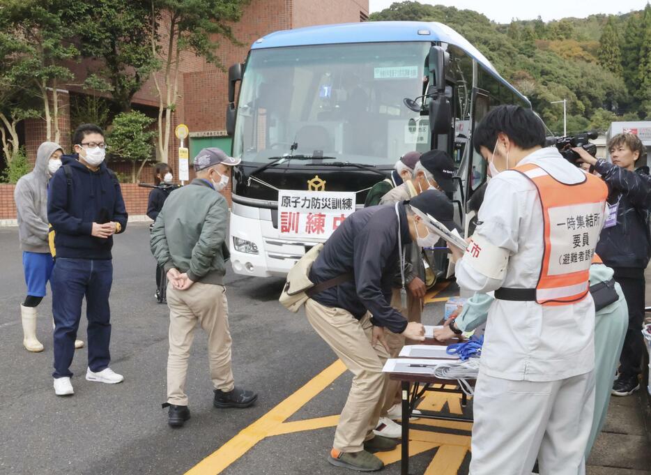 防災訓練が実施され、避難所へバスで移動する参加者＝16日午前、松江市