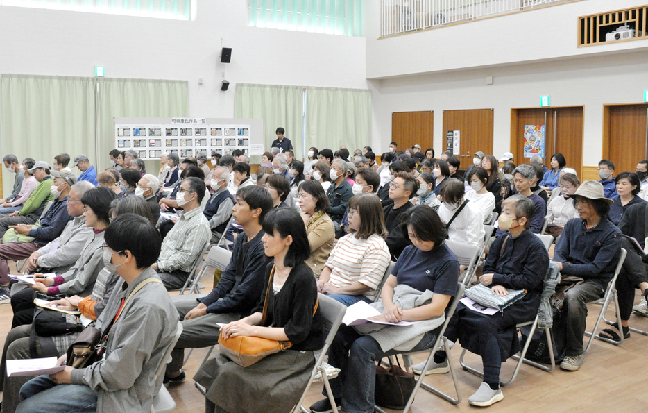 瀬戸内町立図書館・郷土館の開館30周年記念講演会＝24日、同町古仁屋