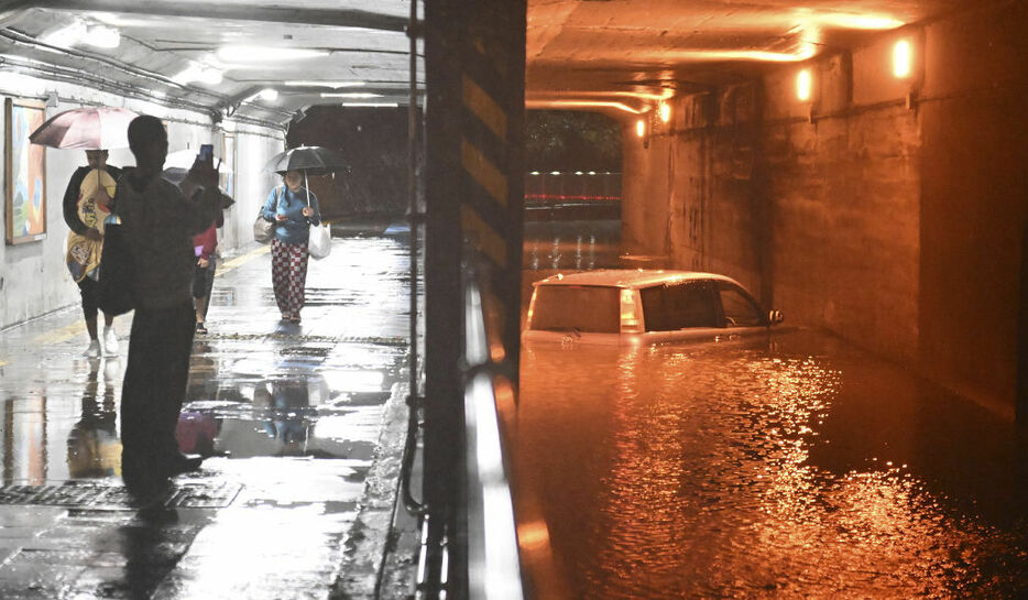 大雨で冠水したアンダーパス「三つ目ガード」＝2日午後7時半ごろ、沼津市