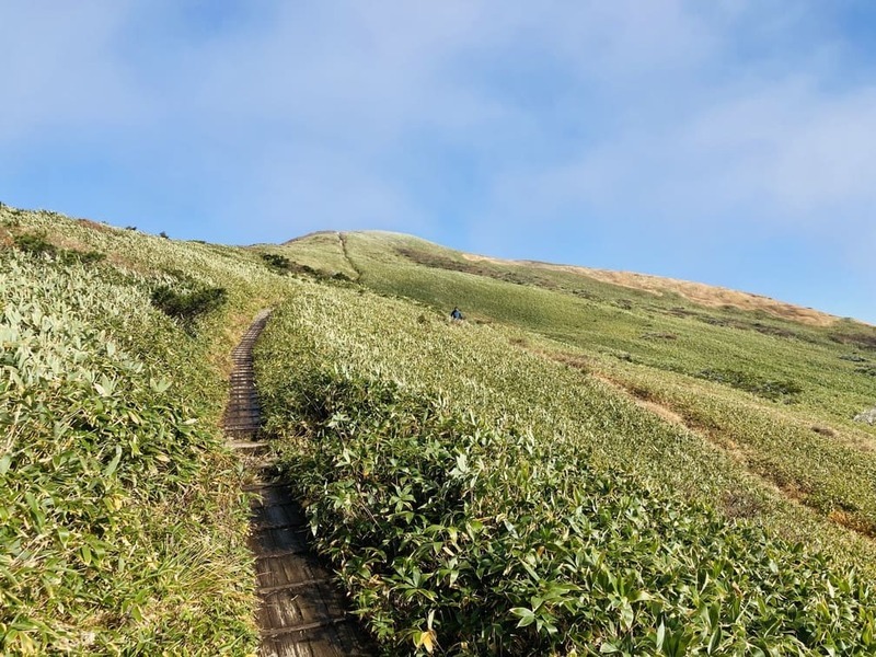 平標山へと続く開放感のある登山道