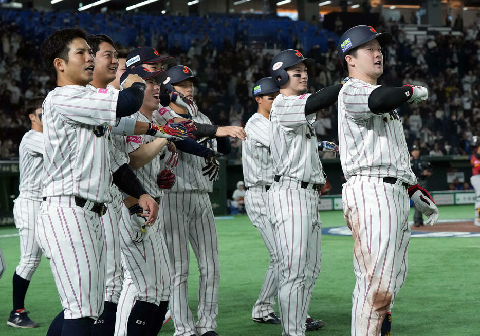 日本対ベネズエラ　6回裏日本2死満塁、満塁本塁打を放ちナインとポーズを決める牧（撮影・たえ見朱実）