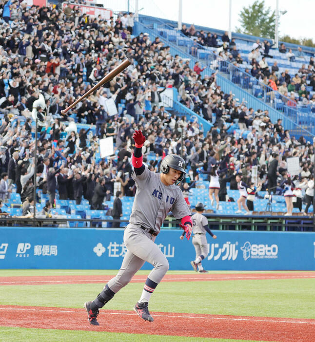 早大対慶大　6回裏慶大1死、左越え本塁打を放つ清原（撮影・野上伸悟）