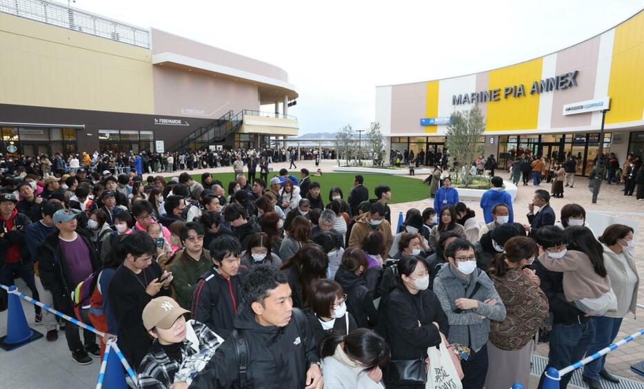 開店を待って列をつくる人たち＝２６日午前、神戸市垂水区海岸通、三井アウトレットパーク　マリンピア神戸（撮影・小林良多）