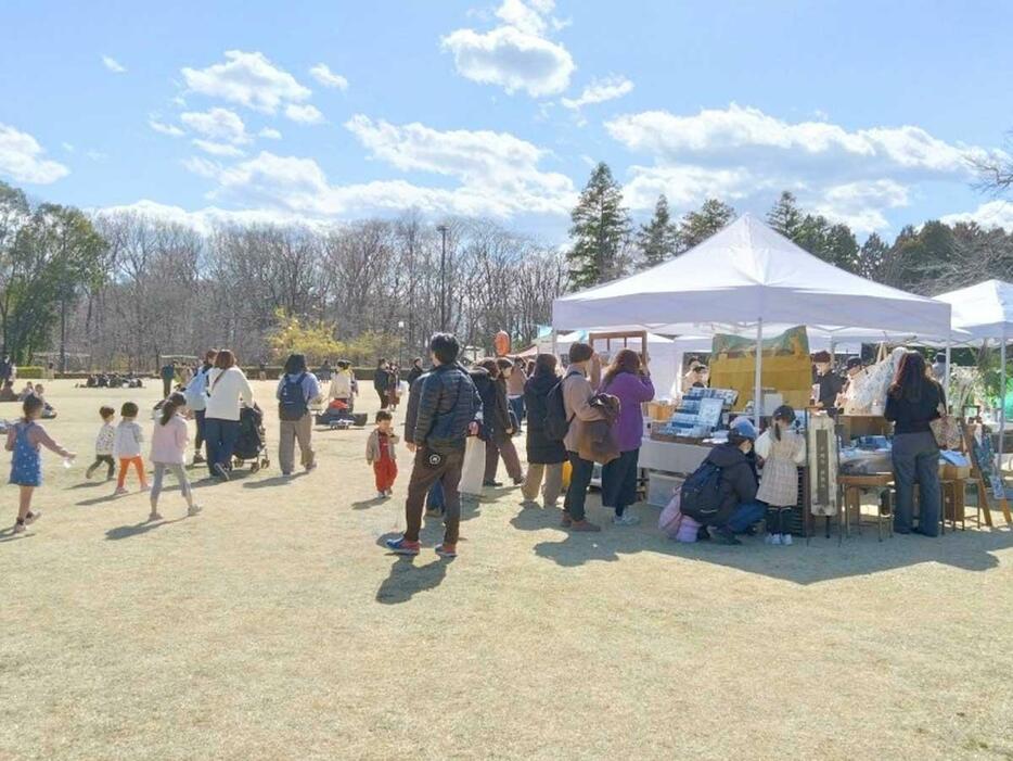 秋の一日を広い野外で過ごせる「芝生でピクニック」