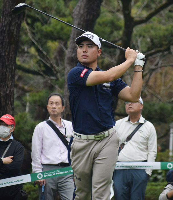 フェニックス男子ゴルフ。ショットを放つ蝉川泰果＝１５日、宮崎・フェニックスＣＣ