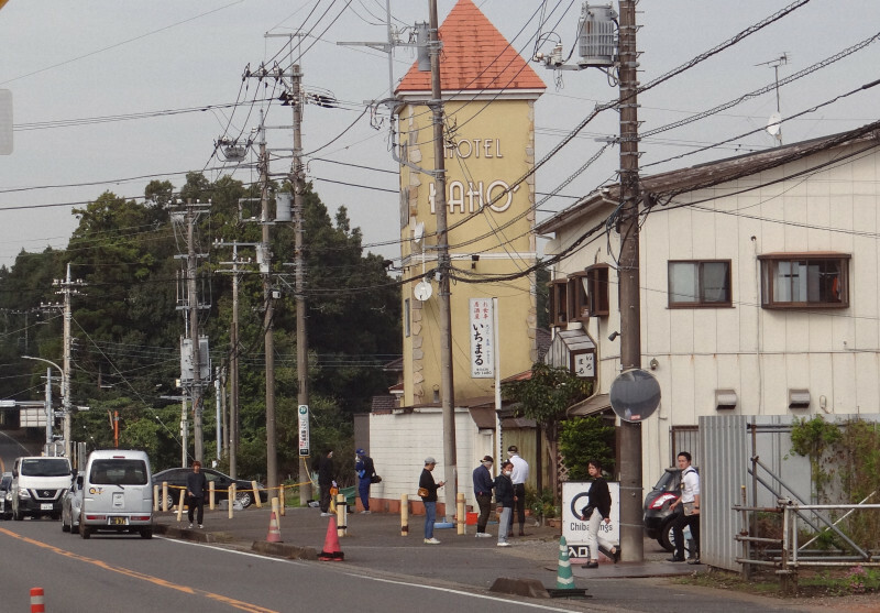 女性の遺体が発見されたホテルの周辺を調べる警察官＝千葉県市原市中高根で2024年11月1日午前11時59分、浅見茂晴撮影