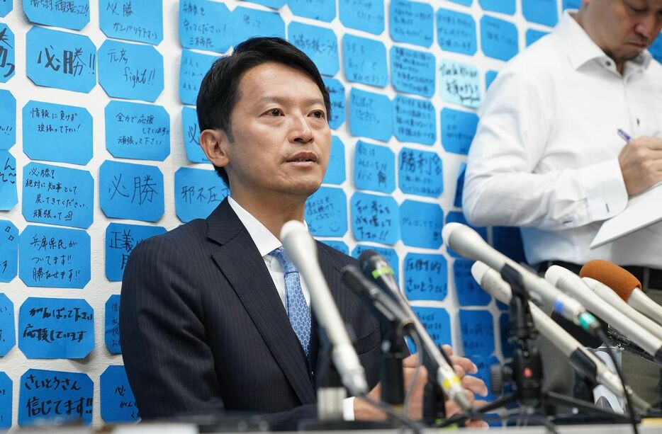 再選を決めた兵庫県知事選から一夜明け、報道陣の取材に応じる斎藤元彦氏＝18日午後、神戸市中央区