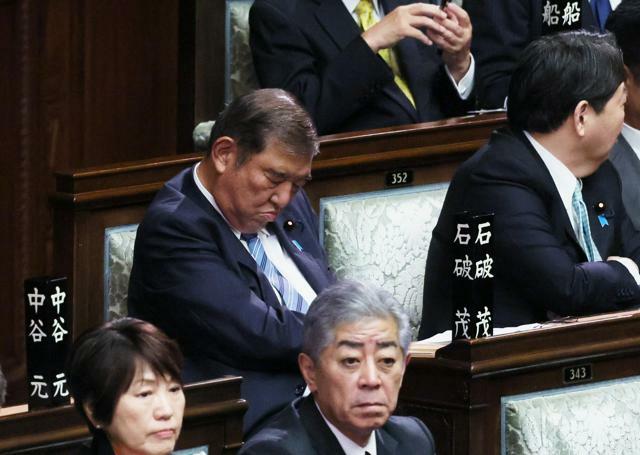 衆院本会議場で、目を閉じる石破茂首相=2024年11月11日午後1時48分、国会内、恵原弘太郎撮影