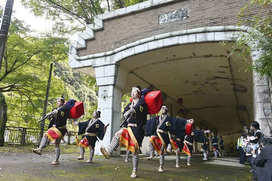 観光客らが見守る中で函嶺洞門を練り歩いた箱根大名行列＝３日、箱根町湯本