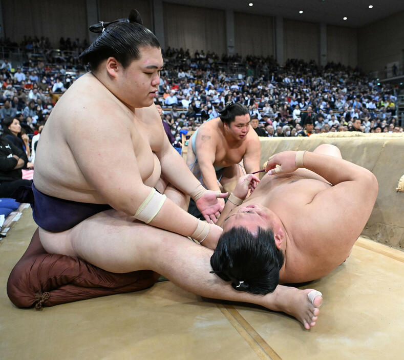 15日、御嶽海（右）は突き落としで琴勝峰を破るも土俵下で負傷する