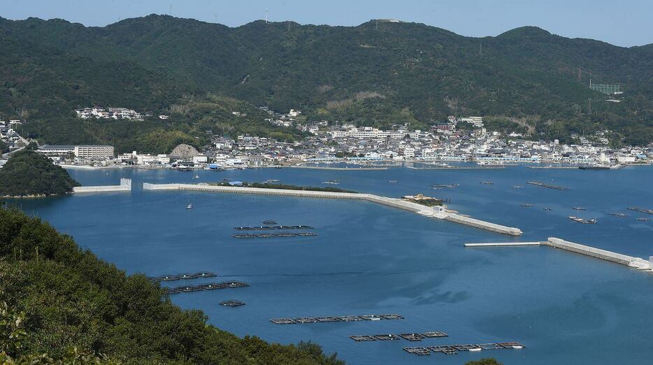 淡路島・福良湾に整備された全長約1・1㌔の「湾口防波堤」＝兵庫県南あわじ市