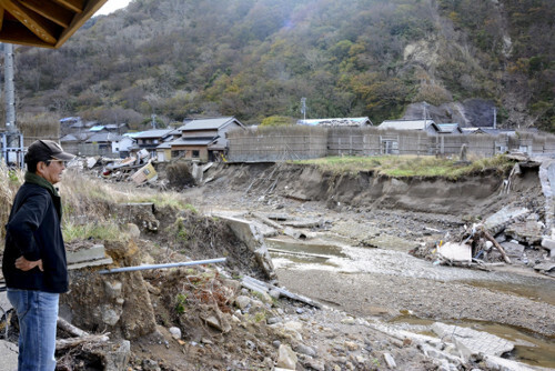 豪雨の爪痕が手つかずのまま残る上大沢集落。中谷内さんは川岸に立ち、「ひでえなあ」とつぶやいた（２０日、輪島市西保地区で）