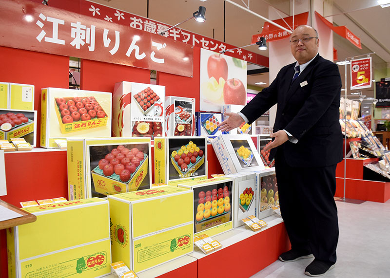 15日に開設されたTMさくら野北上店お歳暮ギフトセンターをPRする菅原店長