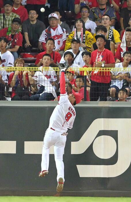 　阪神戦で森下の飛球を好捕する秋山＝９月２７日