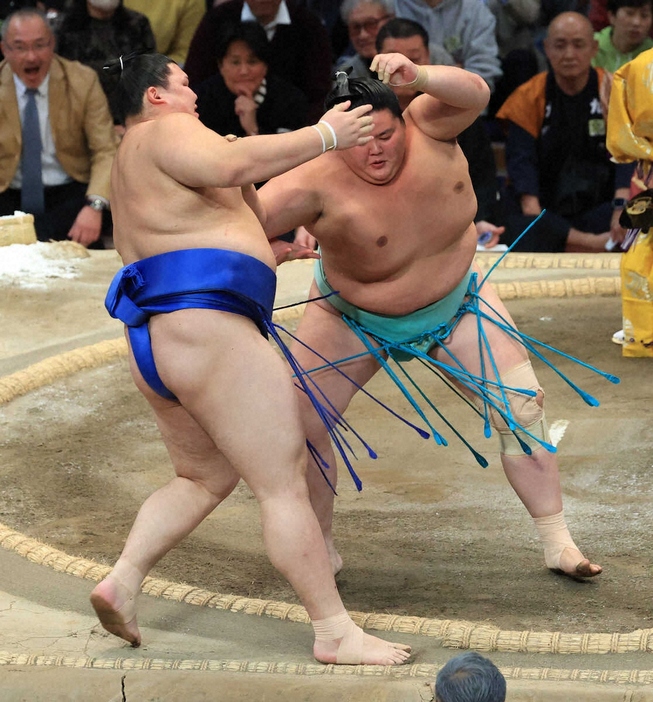 ＜大相撲九州場所14日目＞琴桜（右）は大の里を上手投げで破る（撮影・岸　良祐）