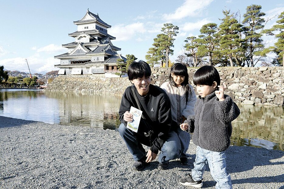 松本城公園で遊ぶ子供たち