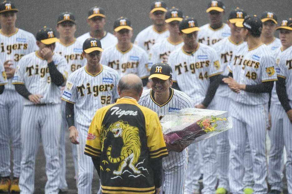 歓迎セレモニーで花束を受け取る阪神・藤川球児監督　＝安芸市営球場（撮影・甘利慈）