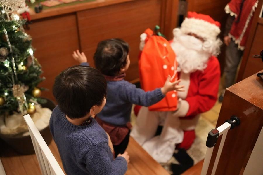 サンタクロースの来訪に大喜びの子どもたち【写真提供：チャリティーサンタ】