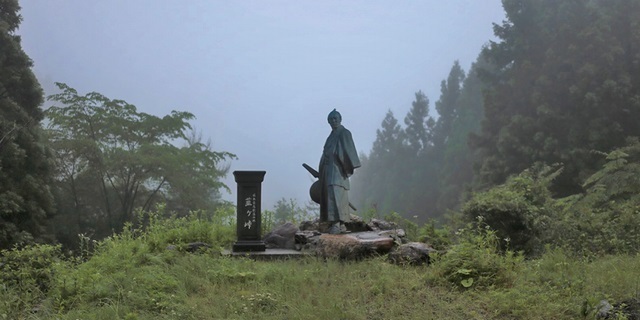 梼原街道の韮ケ峠（にらがとうげ）に立つ坂本龍馬の像