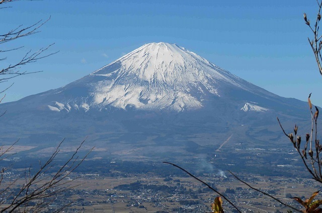 足柄古道で、足柄峠城址公園から望む富士山。富士山には山岳信仰としての登山道も古くからある