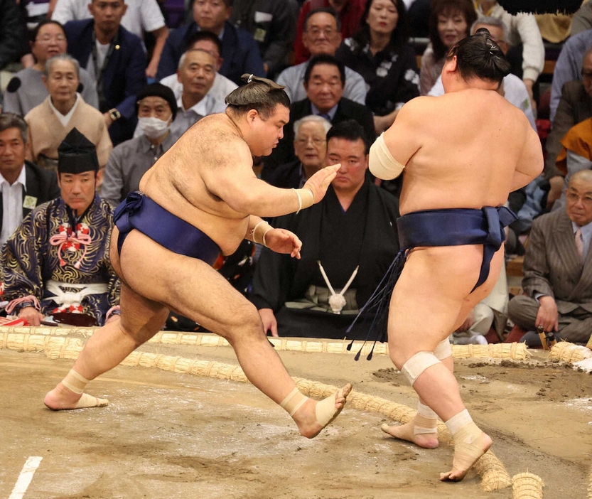 ＜九州場所2日目＞押し出しで宝富士（右）を破る高安（撮影・成瀬　徹）