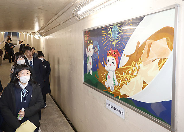 ＪＲ酒田駅の地下道を華やかにしている地下道アートギャラリー＝酒田市