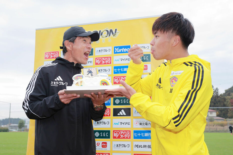 誕生日ケーキを食べさせてもらえるかと思いきや西丸（右）が自分で頬張り驚く森山監督（カメラ・山崎　賢人）