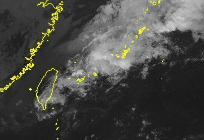 沖縄地方周辺の気象衛星画像（16日午後4時現在、気象庁ホームページから）