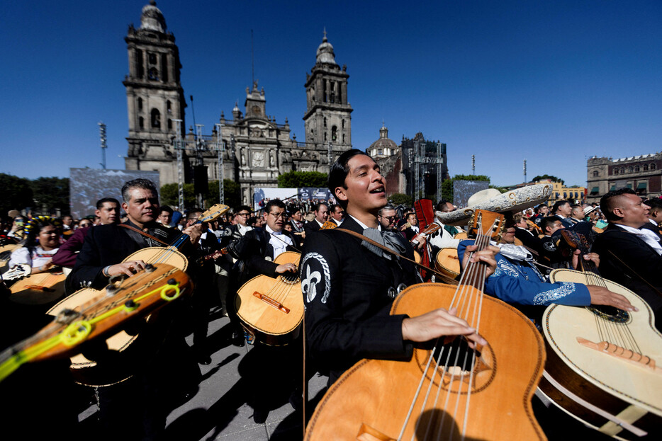 メキシコの主要メディアによると、同国の伝統音楽「マリアッチ」を同時に演奏する人数の世界最多記録への挑戦が１０日行われ、１１２２人が参加して新記録を樹立した。写真はメキシコ市のソカロ広場で演奏する人たち