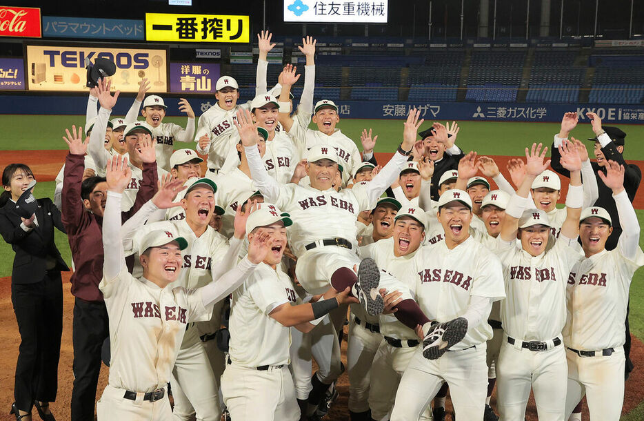 東京六大学リーグで優勝し、ナインに胴上げされる早大・小宮山悟監督（中央＝カメラ・相川　和寛）