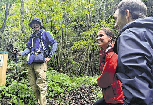 北山崎（岩手県田野畑村）で海外ハイカーをガイドする松下さん（左）