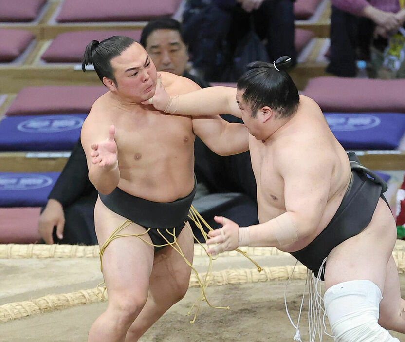 藤闘志（右）が炎鵬を攻め押し出しで下し、三段目優勝を決める　（カメラ・豊田　秀一）